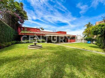 Casa · 321m² · 5 Recámaras · 2 Estacionamientos · Casa de Una Sola Planta, 5 Recámaras y 533 m² de Terreno Al Norte de Cuernavaca