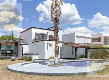 Casa · 238m² · 3 Recámaras · 6 Estacionamientos · Conveniente Casa con Vista Al Campo de Golf