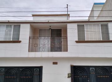 Casa · 320m² · 4 Recámaras · 4 Estacionamientos · Casa en Venta en Jardines de Oriente