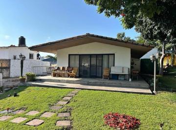 Casa · 370m² · 4 Recámaras · 2 Estacionamientos · Casa en Venta en Jiuetepec, Morelos