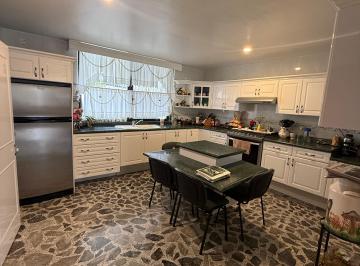 Casa de 5 habitaciones, Guanajuato · Casa con 5 Recámaras y 260 m² Superficie de Terreno en Venta en Marfil