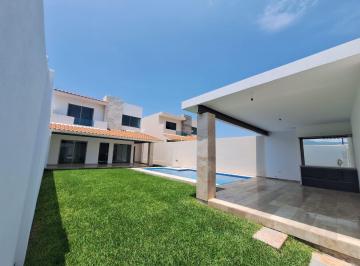 Casa · 210m² · 4 Recámaras · 2 Estacionamientos · Casa Residencial en Xochitepec