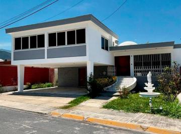 Casa · 488m² · 3 Recámaras · 2 Estacionamientos · Casa en Venta en Contry, Sur de Monterrey