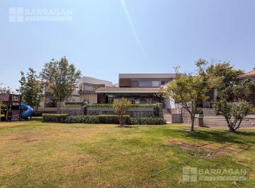 Casa · 900m² · 4 Recámaras · 4 Estacionamientos · Casa en Venta en El Campanario, con Vista Al Campo de Golf y Recámara Principal en Planta Baja