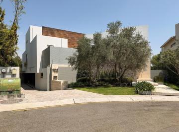 Casa · 900m² · 4 Recámaras · 4 Estacionamientos · Casa con Vista Al Campo de Golf y Recámara Principal en Planta Baja, El Campanario