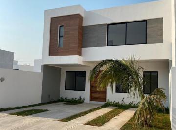 Casa · 178m² · 3 Recámaras · 2 Estacionamientos · Casa en Fraccionamiento Lomas del Dorado