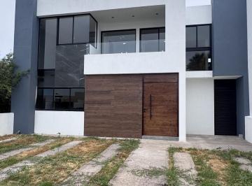 Casa · 248m² · 4 Recámaras · 3 Estacionamientos · Casa en Venta - El Refugio