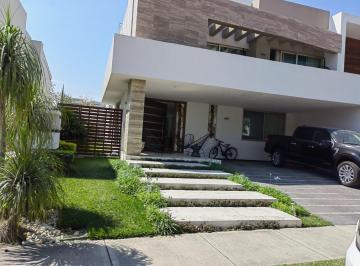 Casa · 580m² · 4 Recámaras · 2 Estacionamientos · Hermosa Casa en Venta – Condominio Puerta Plata