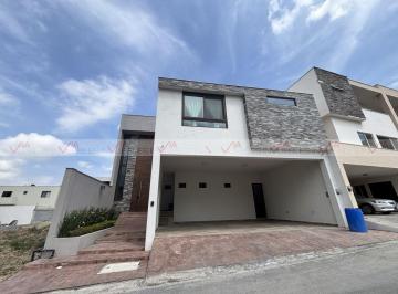 Casa · 480m² · 4 Recámaras · 3 Estacionamientos · Casa en Venta en Monterrey
