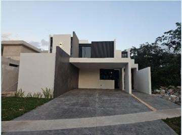 Fachada Principal · Casa en Venta de 4 Recámaras y Alberca en Cholul, Al Norte de Mérida