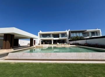 Casa · 613m² · 5 Recámaras · 4 Estacionamientos · Casa Royal en Venta Tres Vidas Acapulco Diamante