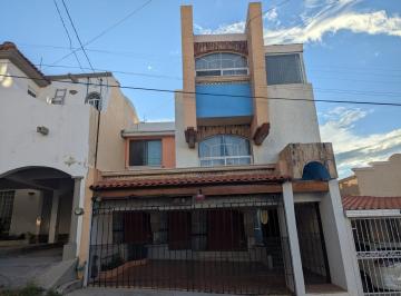 Casa · 232m² · 4 Recámaras · 2 Estacionamientos · Venta Casa en Campestre Washington! 4 Recamaras!