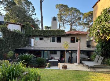 Casa de 4 habitaciones, Valle de Bravo · Casa en Renta en Avandaro