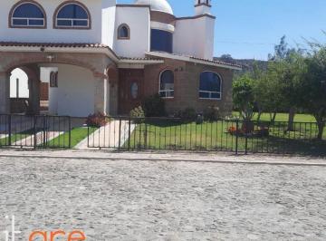 Casa · 4 Recámaras · 3 Estacionamientos · Casa en Venta en Tequisquiapan con 4 Recamaras, Una en Planta Baja