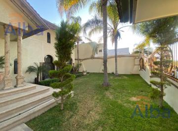 Casa · 800m² · 4 Recámaras · 4 Estacionamientos · Casa en Renta Amueblada en Villas del Campestre
