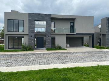 Casa · 309m² · 3 Recámaras · 2 Estacionamientos · Casa en Venta en Residencial Vistalagua San Mateo Atenco