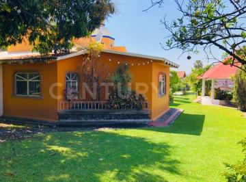 Local comercial · 237m² · 6 Recámaras · 8 Estacionamientos · Casa, Venta, Chiconcuac, Morelos, con Amplio Jardin