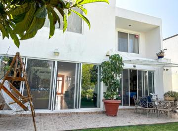 Casa en condominio · 292m² · 3 Recámaras · 2 Estacionamientos · Casa en Venta en Privada Juriquilla