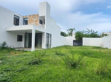 Casa de 4 habitaciones, Mérida · Casa Temozón Norte 4 Recamaras (Una en Planta Baja), con Alberca, Terreno Excedente, Paneles Solares