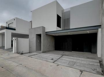 Casa · 204m² · 4 Recámaras · 2 Estacionamientos · Casa en Venta en Privada Forja Real