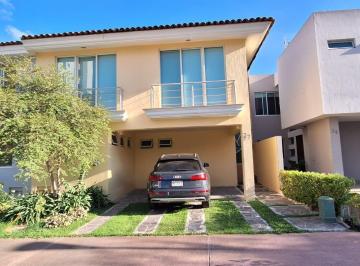 Casa · 240m² · 3 Recámaras · 2 Estacionamientos · Casa en Renta