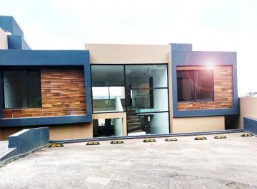 Casa · 542m² · 4 Recámaras · 4 Estacionamientos · Súper Casa de Oportunidad en Sayavedra