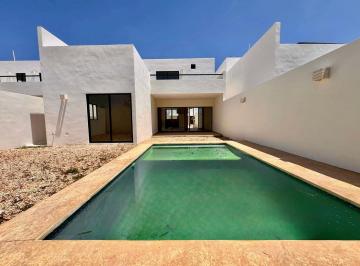 Casa · 300m² · 3 Recámaras · 2 Estacionamientos · Casa en Venta en Privada Al Norte de Mérida