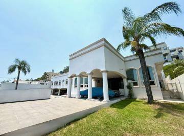 Casa · 1024m² · 4 Recámaras · 12 Estacionamientos · Casa en Venta en Cumbres 2do Sector Monterrey N. L.