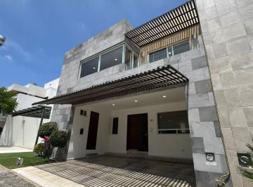 Casa · 250m² · 4 Recámaras · 2 Estacionamientos · Casa en Venta en Lomas de Angelopolis II, Zona Azul 3 Habitaciones