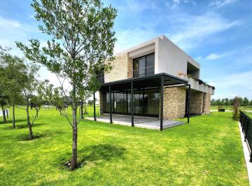 Casa · 322m² · 3 Recámaras · 4 Estacionamientos · Casa en Venta, en El Marques, Queretaro