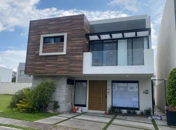 Casa · 360m² · 4 Recámaras · 2 Estacionamientos · Amplia Casa en Renta. con 4 Recámaras en Lomas de Angelópolis Cascatta