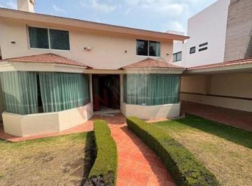 Casa · 455m² · 3 Recámaras · 2 Estacionamientos · Venta de Casa en Sayavedra Frente Al Parque!