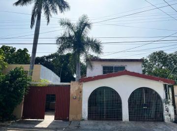 Casa · 377m² · 4 Recámaras · 2 Estacionamientos · Nuevo Precio Amplia Casa en Venta Merdia Centro/garcia Gineres con Terreno Amplio (Avc - 2300)