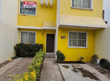 Fachada y cajones de estacionamiento · Hermosa Casa en Residencial Campestre, Frente a Juzgados Civiles