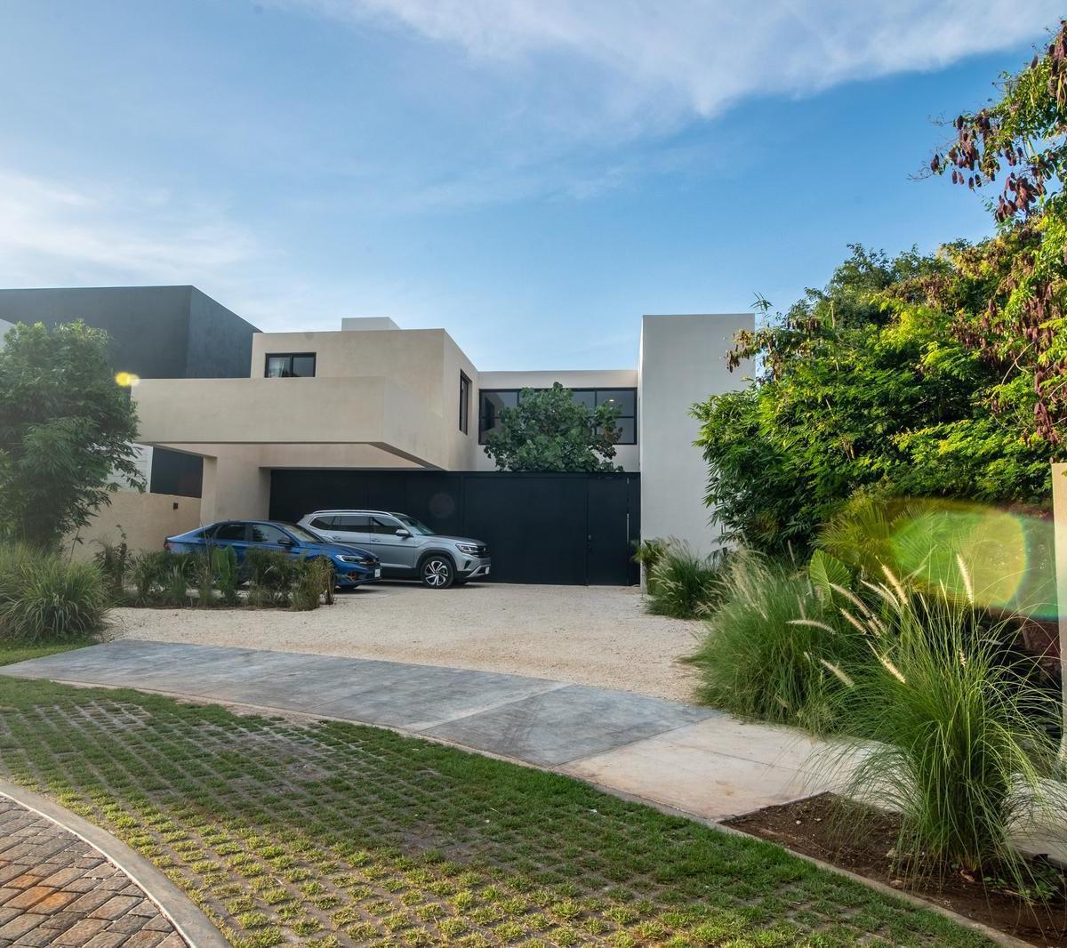 Residential House with 4 Bedrooms and Swimming Pool