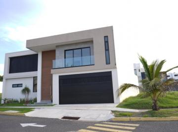 Casa · 350m² · 4 Recámaras · 2 Estacionamientos · Casa con Alberca en Venta Playas del Conchal