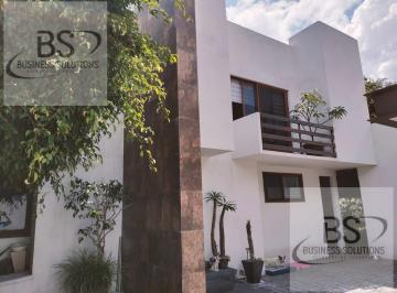 Casa · 725m² · 4 Recámaras · 3 Estacionamientos · Venta Jurica Casa en Privada /ng