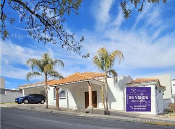 Casa · 243m² · 3 Recámaras · Casa en Puerta de Hierro