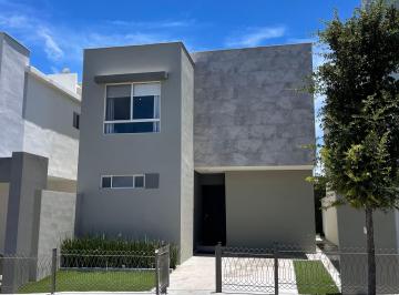 Casa de 3 habitaciones, Saltillo · Oportunidad Residencia con Recamara Planta Baja en Fracc. con Hermosas Areas Verdes, Paneles Solares