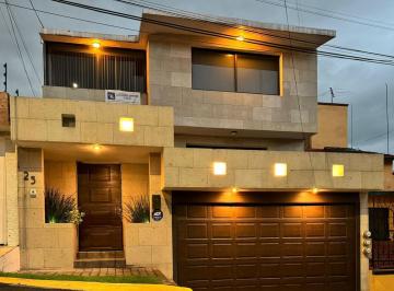 Casa · 378m² · 4 Recámaras · 4 Estacionamientos · Estupenda Casa en Jardines de Satélite