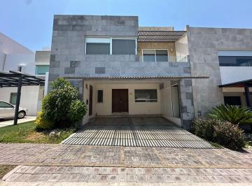 Casa · 250m² · 4 Recámaras · 2 Estacionamientos · Casa en Venta con Recámara en Planta Baja. Lomas Angelopolis 2