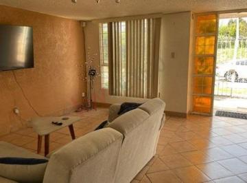 Casa · 185m² · 3 Recámaras · 3 Estacionamientos · "Tu Hogar Ideal en Valle Dorado: Estilo y Confort"