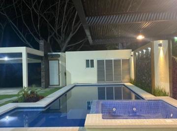 Casa · 416m² · 4 Recámaras · 2 Estacionamientos · Minimalista /nueva