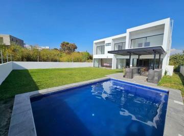 Casa · 330m² · 4 Recámaras · 2 Estacionamientos · Casa - Fraccionamiento Lomas de Cocoyoc