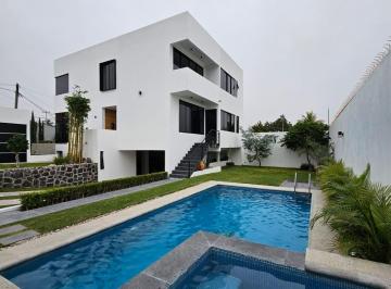 Casa · 500m² · 4 Recámaras · 8 Estacionamientos · Casa - Fraccionamiento Real de Oaxtepec