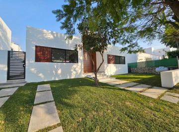 Casa · 450m² · 4 Recámaras · 2 Estacionamientos · Casa - Fraccionamiento Lomas de Cocoyoc