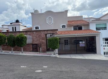 Casa · 374m² · 2 Recámaras · 2 Estacionamientos · Venta Casas Queretaro Arboedas del Parquje Cerca Comercios y Accesos