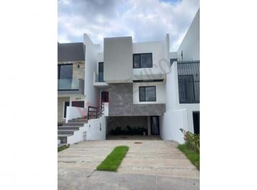 N/A · Casa Moderna en Venta en Condominio con Alberca Cerca en Zona Sur
