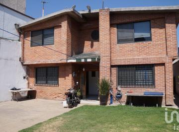 Casa · 220m² · 6 Recámaras · 4 Estacionamientos · Hermosa Casa con Jardín en Amplio Terreno con Privacidad y Seguridad