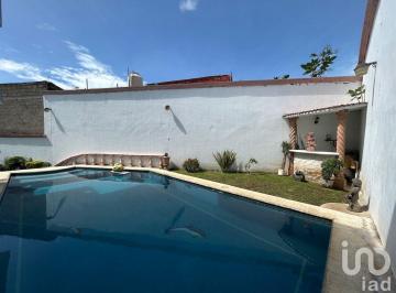 Casa · 200m² · 4 Recámaras · 2 Estacionamientos · Casa con Alberca, Al Norte de Cuernavaca
